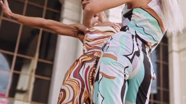 Modelos de moda bailando juntos en ropa de colores brillantes — Vídeo de stock