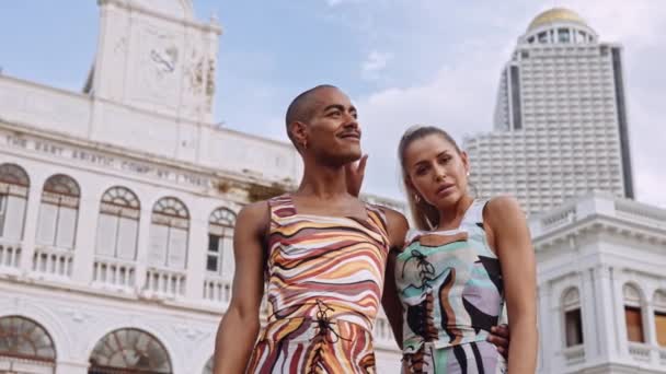 Modelos de moda posando juntos en ropa brillante — Vídeo de stock