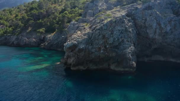 Drone Arcing Around Rocky Cliff Coastline And Blue Sea Of Ibiza — Stok Video