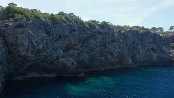 Беспилотник Along Rocky Cliff Береговая линия и Deep Blue Sea of Ibiza — стоковое видео