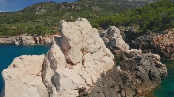Drone Arcing alrededor de una gran formación rocosa en el mar que rodea Ibiza — Vídeos de Stock