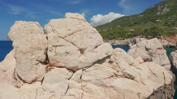 Drone em torno de grande formação rochosa no mar em torno de Ibiza — Vídeo de Stock