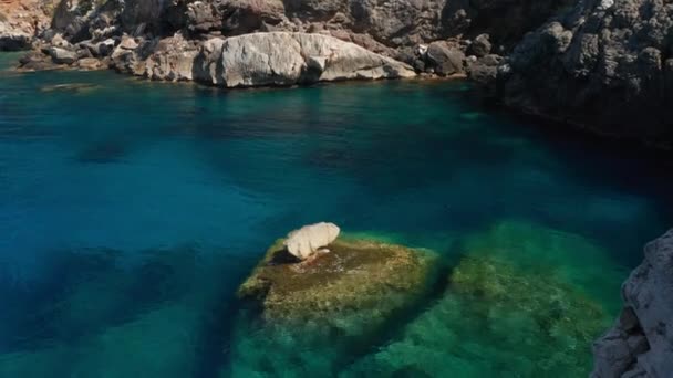 Drone vlucht naar Rock Evenwichtig boven water In Turquoise Inlaat — Stockvideo
