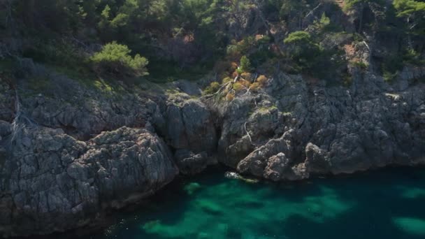 Güneş Işığı Turkuaz Denizi ve Rocky Sahili boyunca İHA uçuşu — Stok video