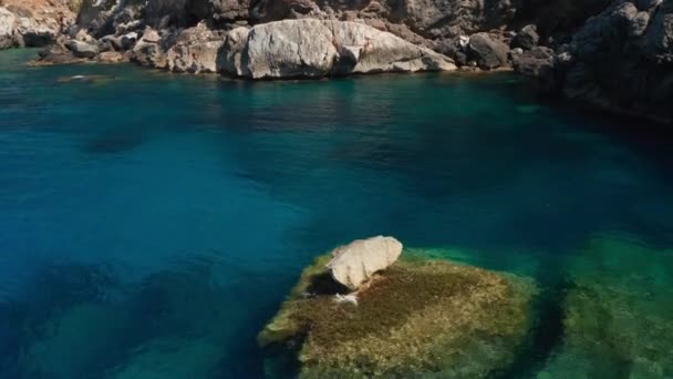 Drohnenschuss von Felsen balancierte über Wasser in türkisfarbener Bucht — Stockvideo