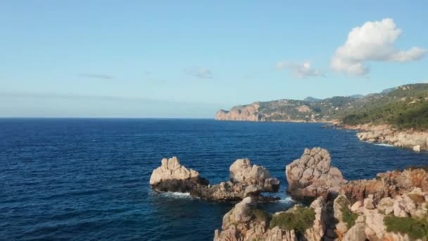 Drone sobre rocas y azul de la costa bajo el cielo azul — Vídeos de Stock