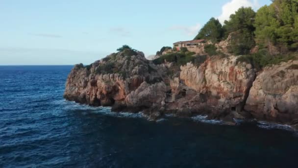 Vol De Drone Au-dessus De La Mer Bleue Vers La Côte Rocheuse D'ibiza — Video
