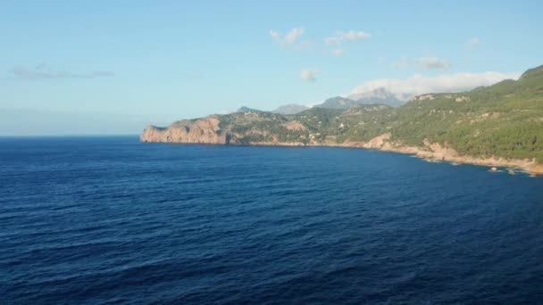 Voo de drones sobre o mar Mediterrâneo azul em direcção à costa — Vídeo de Stock