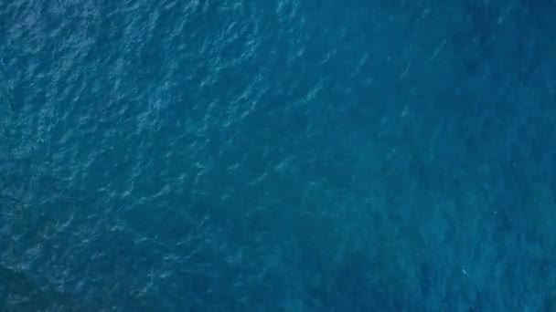 Політ дрона з глибини, спокою, блакитного моря Івізи — стокове відео
