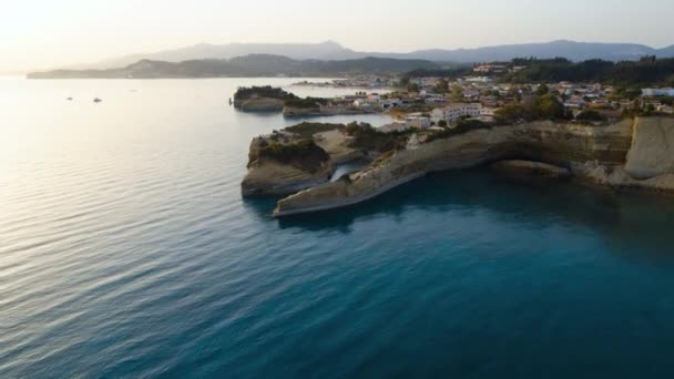 Drone sobre costa e canal D Amour ao nascer do sol — Vídeo de Stock