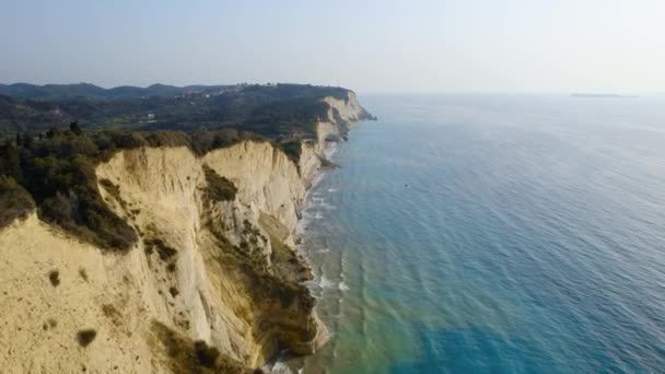 Drone au-dessus des falaises côtières et de la mer au lever du soleil du cap Drastis — Video