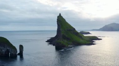 Faroe Adalarındaki Drangarnir Denizi Yığınlarına Karşı İnsansız Hava Aracı