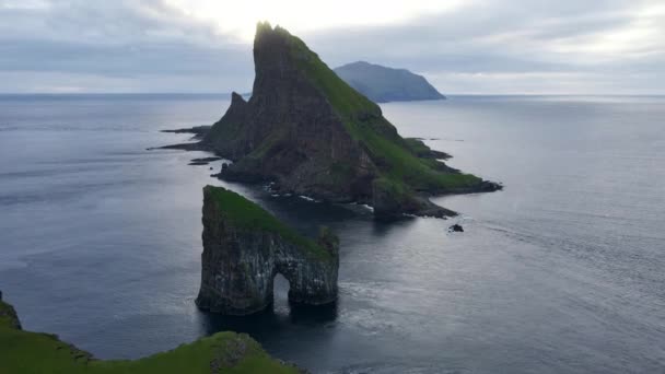 Dronen mot Drangarnir-sjøstabelen på Færøyene – stockvideo