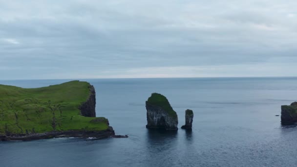 Dronen mot Drangarnir-sjøstabelen på Færøyene – stockvideo