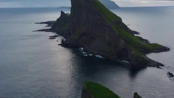 Drone verso Drangarnir Sea Stack nelle isole Faroe — Video Stock
