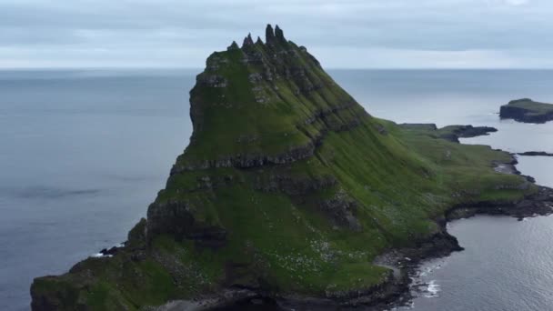 Drohne kreist um die Insel Tindholmur — Stockvideo