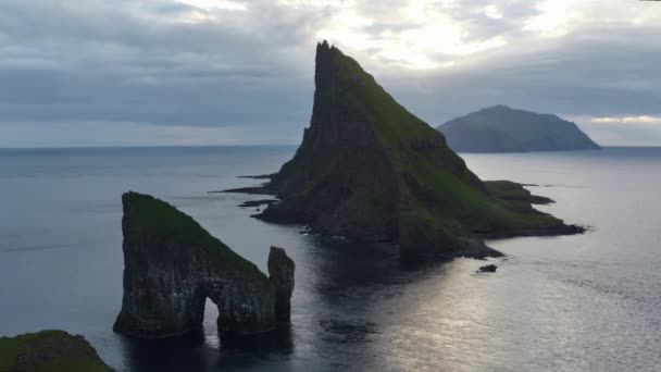 Drone para Drangarnir Sea Stacks nas Ilhas Faroé — Vídeo de Stock