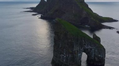 Faroe Adalarındaki Drangarnir Denizi Yığınlarına Karşı İnsansız Hava Aracı