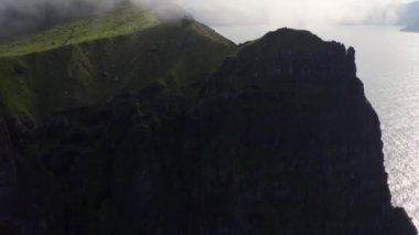 Kallur Deniz fenerinin İHA 'sı Kalsoy Adası' ndaki Cliff Edge 'de