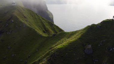Kallur Deniz fenerinin İHA 'sı Kalsoy Adası' ndaki Cliff Edge 'de