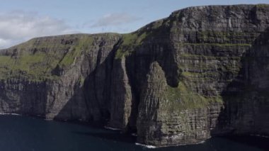 Kıyı şeridi boyunca Uçan İHA Uçuşu