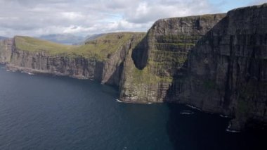 İHA Denizi Kayalıkların ve Kaya oluşumlarının kıyılarına doğru