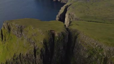 Kıyı şeridinde İHA Uçuşu Uçuyor