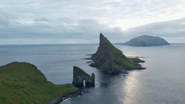 Drone para Drangarnir Sea Stacks nas Ilhas Faroé — Vídeo de Stock