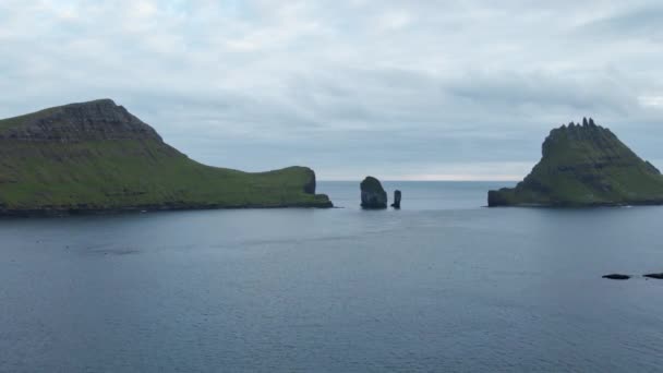 Dron w kierunku stosów morskich Drangarnir na Wyspach Owczych — Wideo stockowe