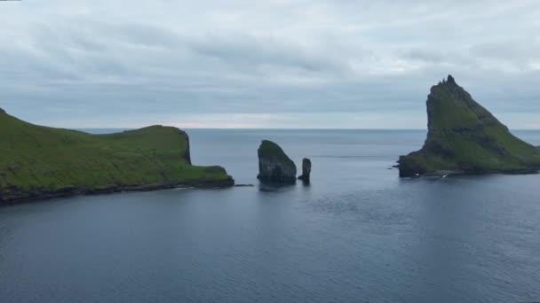 Drone naar Drangarnir Sea Stacks op de Faeröer — Stockvideo