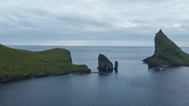 Drone para Drangarnir Sea Stacks nas Ilhas Faroé — Vídeo de Stock