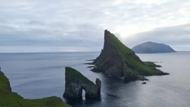 Faroe Adalarındaki Drangarnir Denizi Yığınlarına Karşı İnsansız Hava Aracı — Stok video