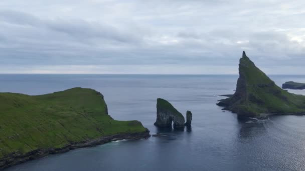 Drone naar Drangarnir Sea Stacks op de Faeröer — Stockvideo