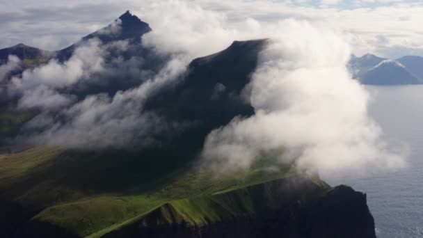 Dron w kierunku Misty Kalsoy Island pokryty chmurami i mgłą — Wideo stockowe