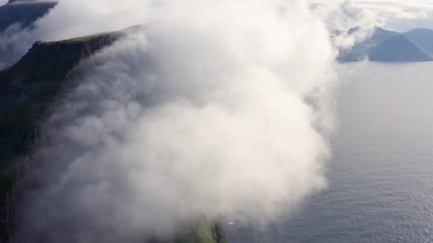 Drone vlucht van Misty Kalsoy eiland bedekt met wolken en mist — Stockvideo