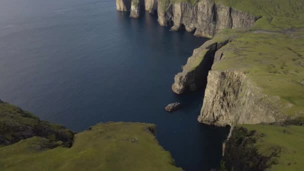 Drone a lo largo de la costa a Asmundarstakkur Sea Stack — Vídeos de Stock