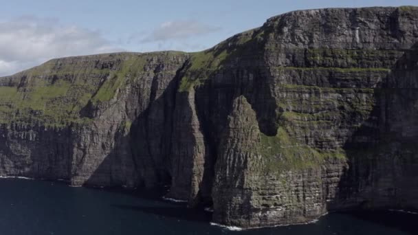 Drone vuelo panorámica a través de acantilados a lo largo de la costa — Vídeos de Stock
