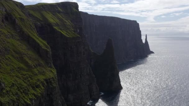 Drone linii brzegowej i Sea Stack of Suduroy — Wideo stockowe