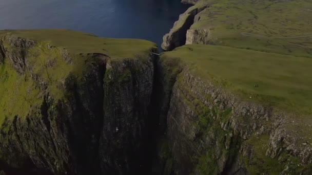 Drone vlucht daalt over klif randen op de kustlijn — Stockvideo