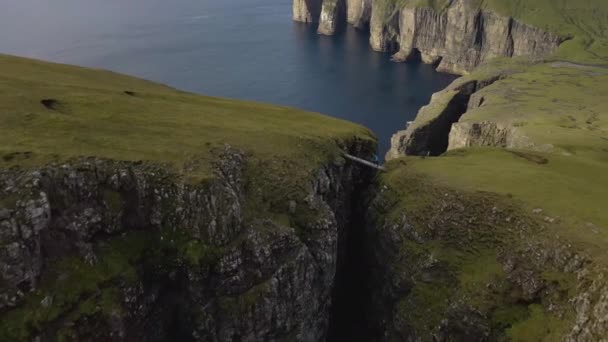 Drone over Hiker Crossing Bridge mellan klippor — Stockvideo