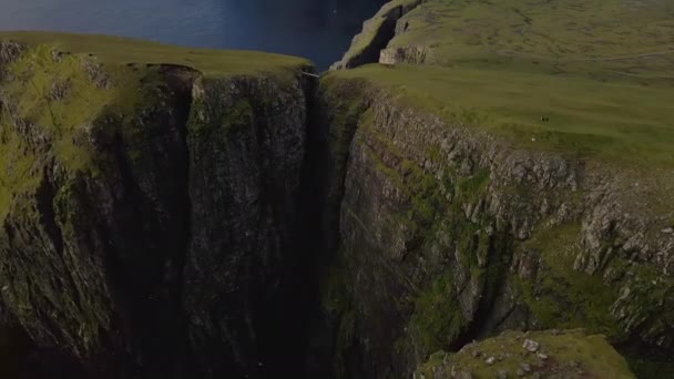 Drone vlucht daalt over klif randen op de kustlijn — Stockvideo