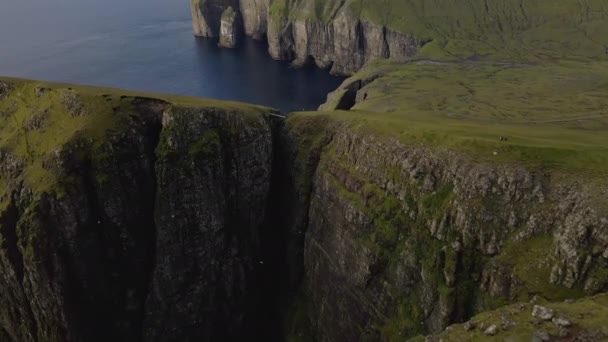 Vol de drone descendant au-dessus des bords de falaise sur le littoral — Video