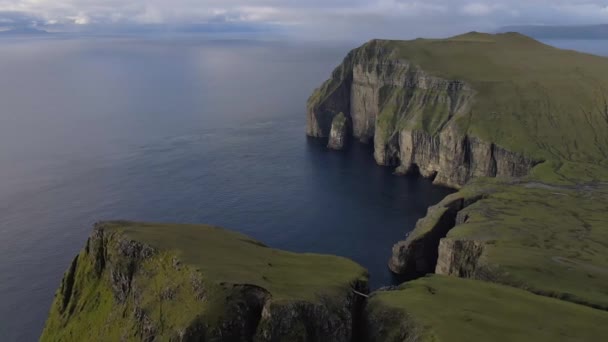 Asmundarstakkur Deniz Yığını ile Sahil üzerinde İHA — Stok video