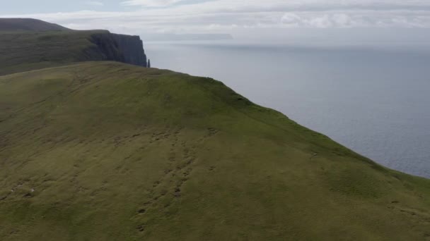 Drone langs groen landschap naar Suduroy Cliffs — Stockvideo