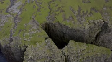 İnsansız hava aracı uçurumlara ve Suduroy kıyılarına doğru gidiyor.