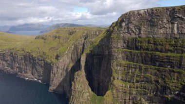 Kıyı şeridine doğru İHA uçurum ve kayalıklara doğru