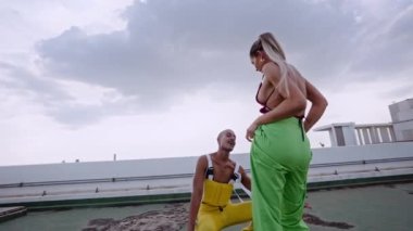 Gökdelende Dans Eden ve Birlikte Sahne alan Modeller
