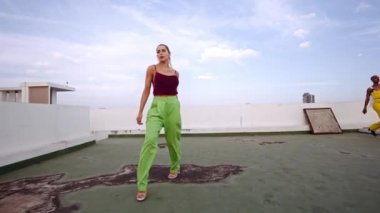 Dansçı Erkek Dans Etmeden Önce Çatıda Dolaşıyor
