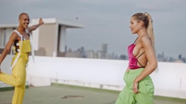 İki Moda Modeli Şehrin Çatısı 'nda Dans Ediyor ve Gülüyorlar