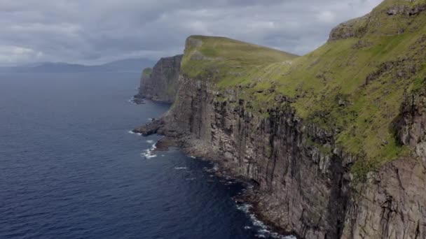 Drone van de kust kliffen van Suduroy — Stockvideo